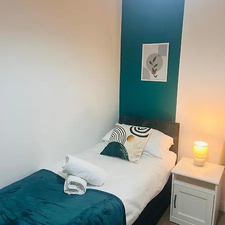 Waterside Way- 3 Bedrooms- Sleeps 5 - Free Parking- Fast Wifi Burton-upon-Trent Exterior photo