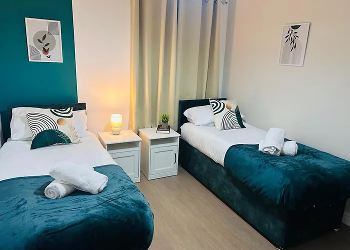 Waterside Way- 3 Bedrooms- Sleeps 5 - Free Parking- Fast Wifi