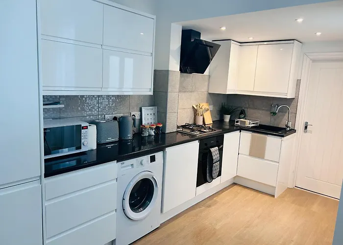 Waterside Way- 3 Bedrooms- Sleeps 5 - Free Parking- Fast Wifi