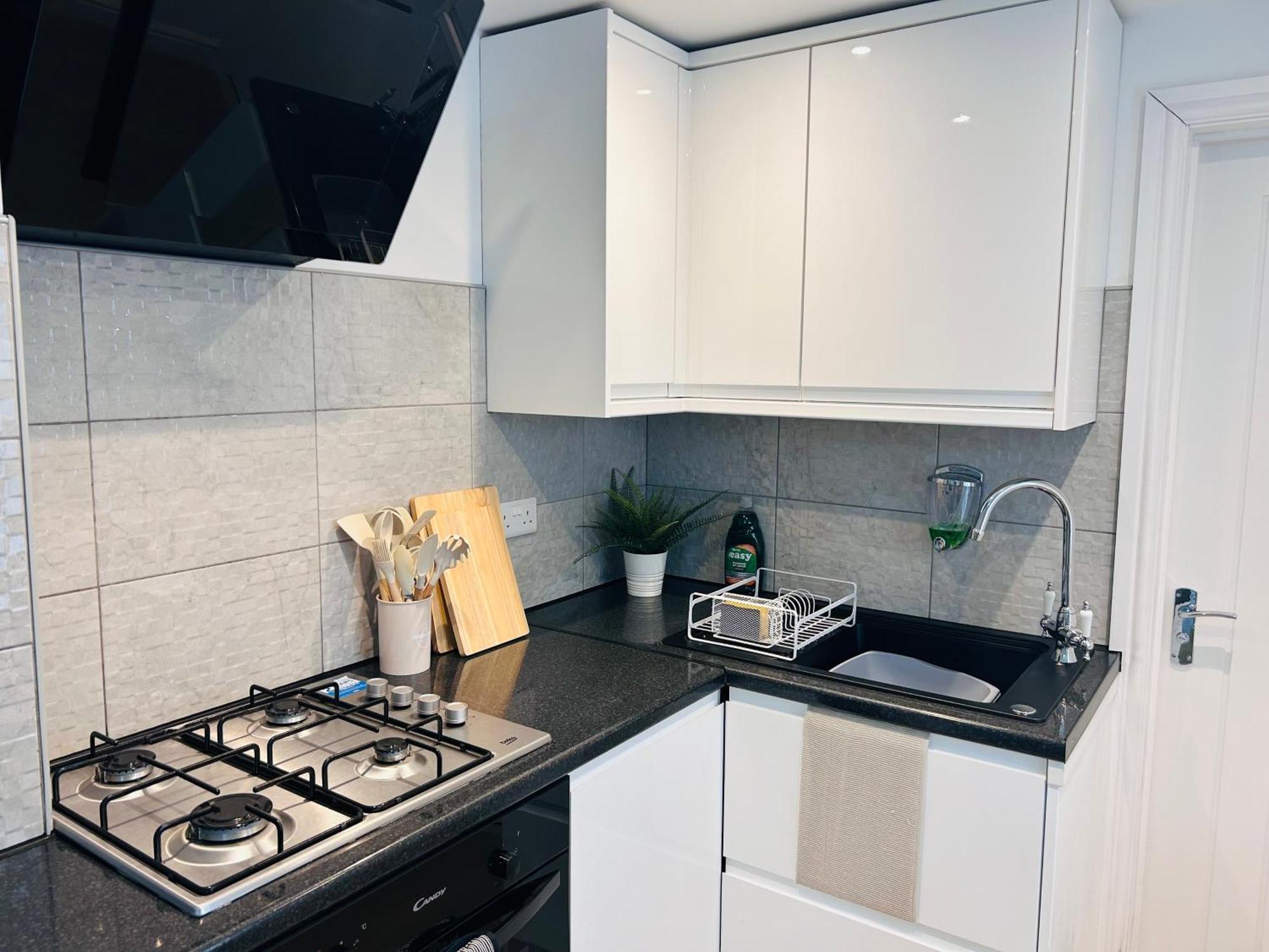 Waterside Way- 3 Bedrooms- Sleeps 5 - Free Parking- Fast Wifi *