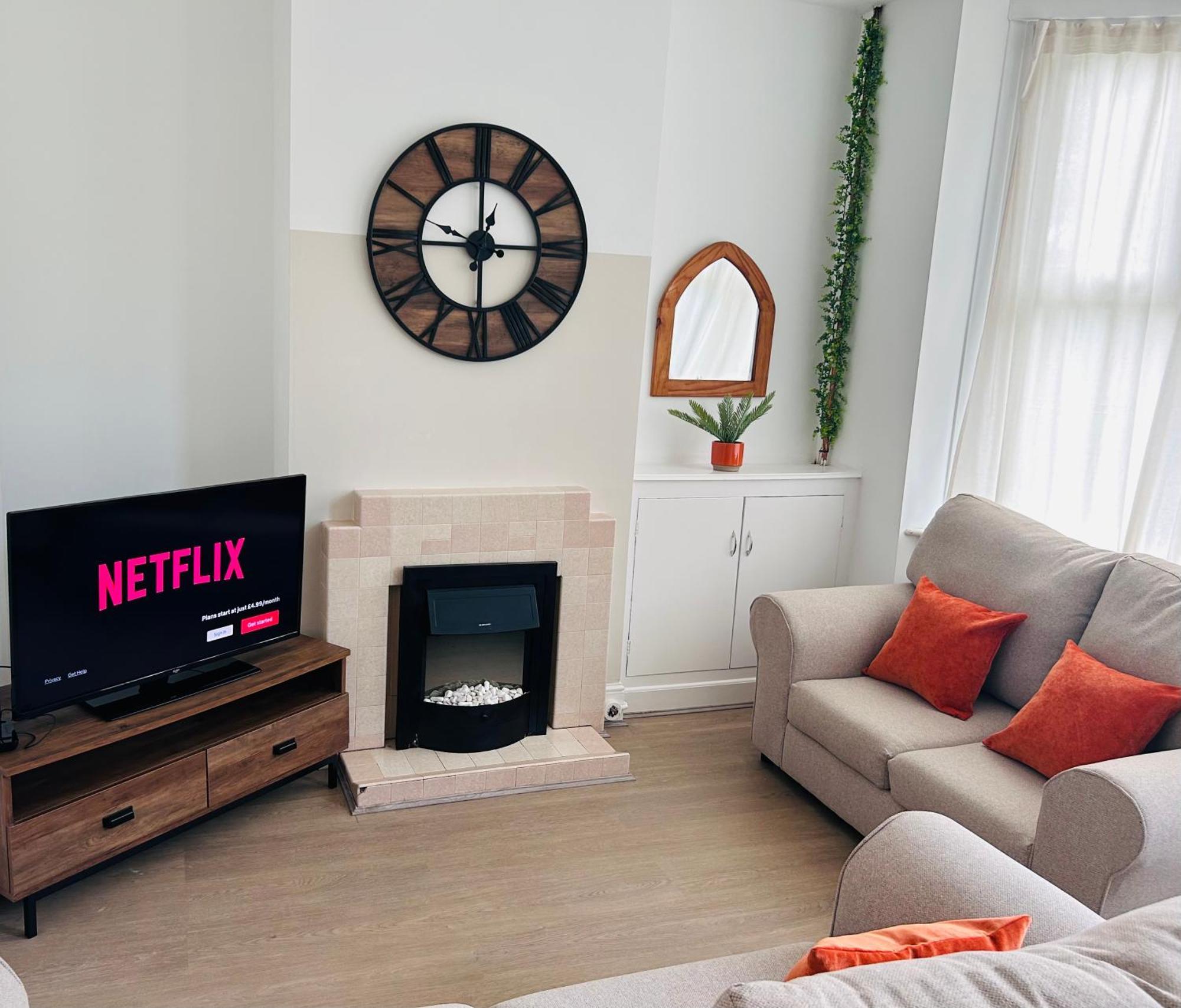 Waterside Way- 3 Bedrooms- Sleeps 5 - Free Parking- Fast Wifi Holiday home *