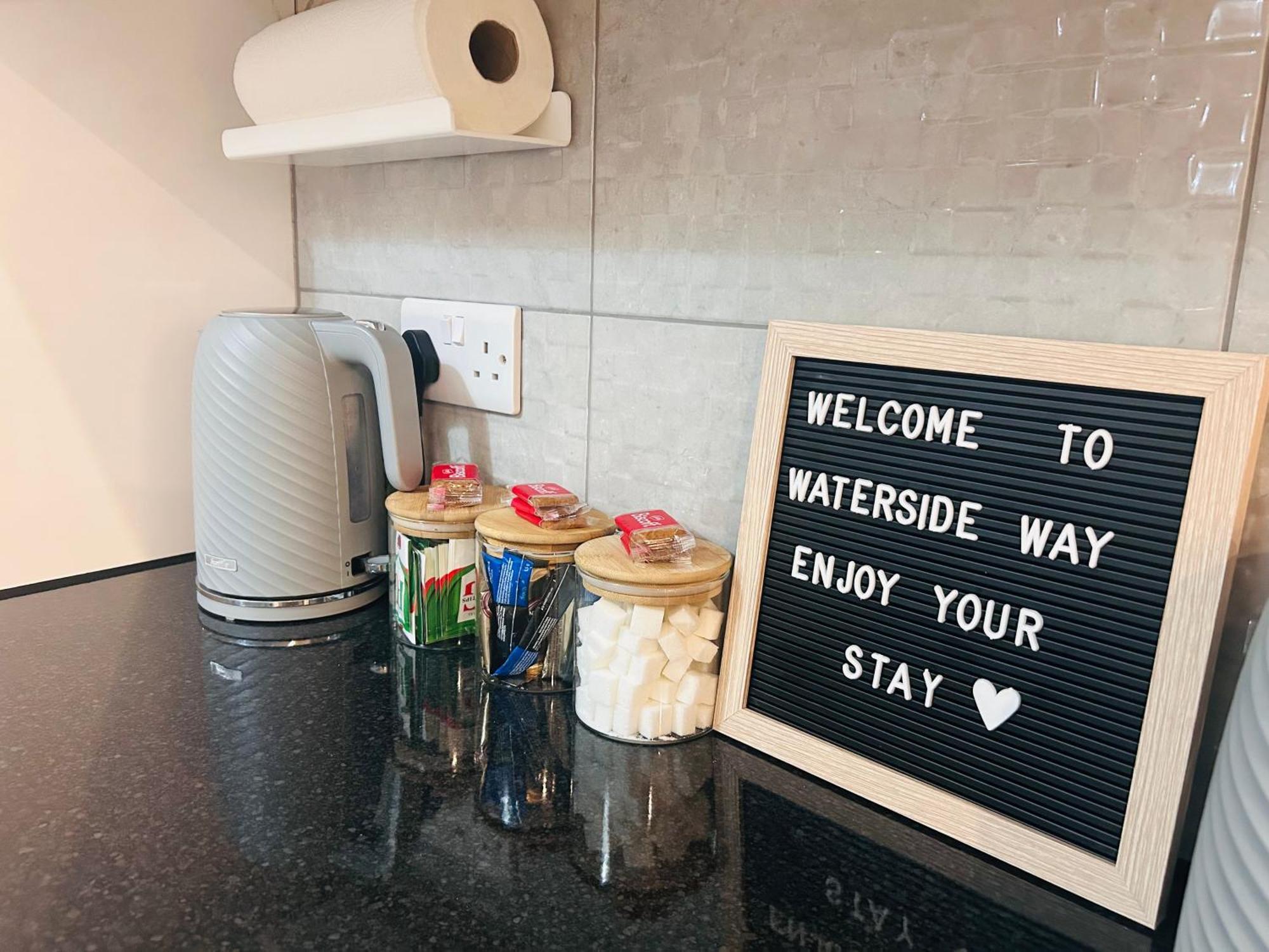 Waterside Way- 3 Bedrooms- Sleeps 5 - Free Parking- Fast Wifi Holiday home Burton-upon-Trent