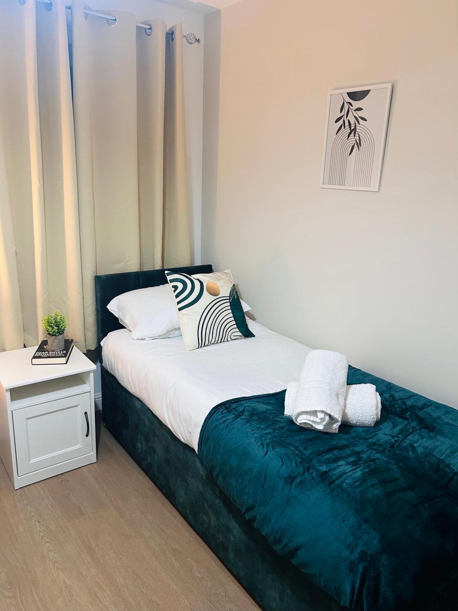 Holiday home Waterside Way- 3 Bedrooms- Sleeps 5 - Free Parking- Fast Wifi
