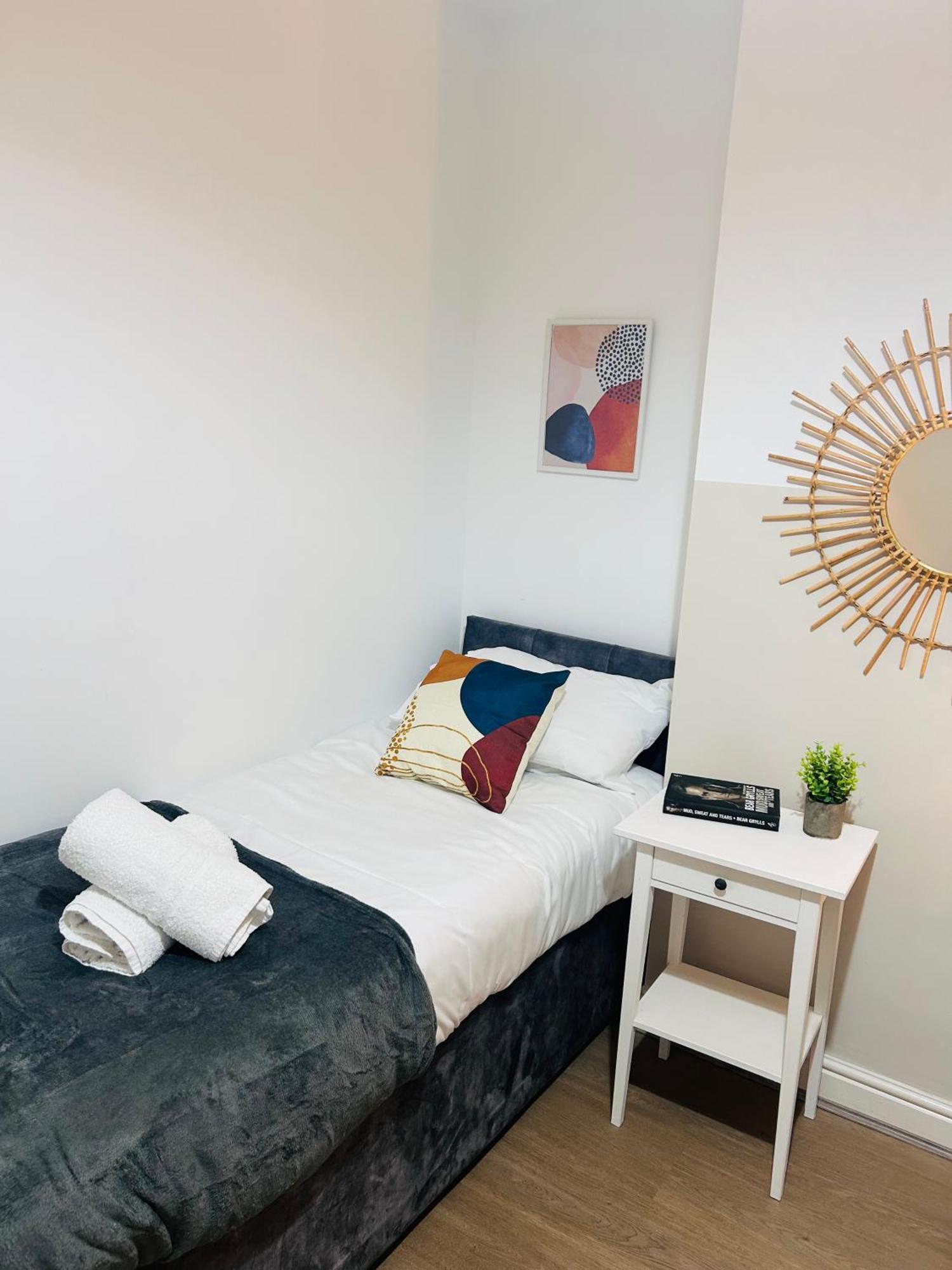 Holiday home Waterside Way- 3 Bedrooms- Sleeps 5 - Free Parking- Fast Wifi *