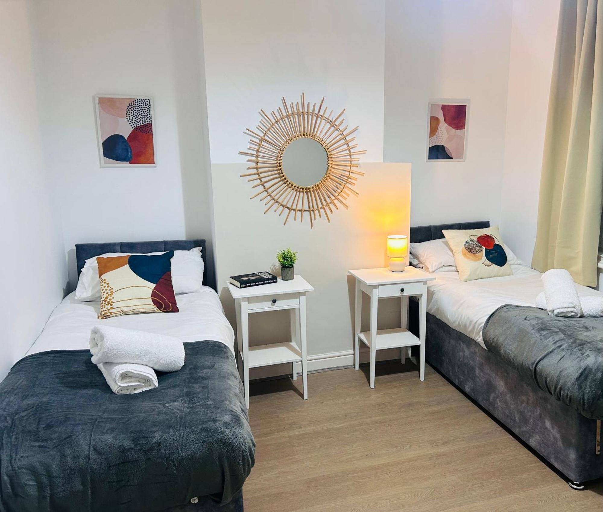 Waterside Way- 3 Bedrooms- Sleeps 5 - Free Parking- Fast Wifi *