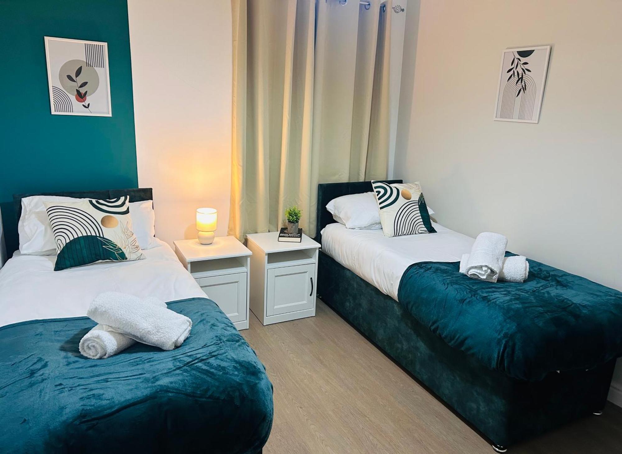 Holiday home Waterside Way- 3 Bedrooms- Sleeps 5 - Free Parking- Fast Wifi