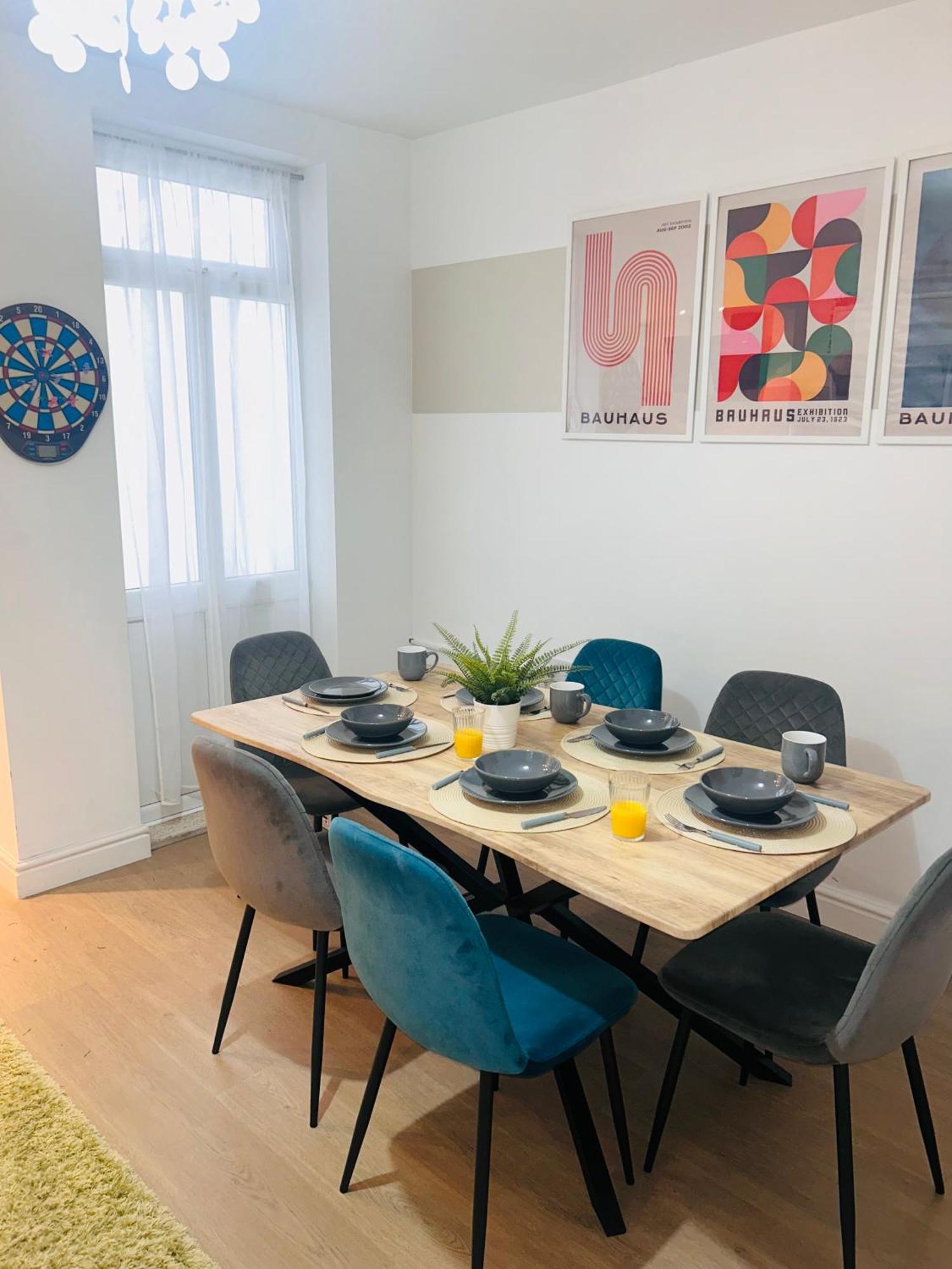 Waterside Way- 3 Bedrooms- Sleeps 5 - Free Parking- Fast Wifi * Burton-upon-Trent