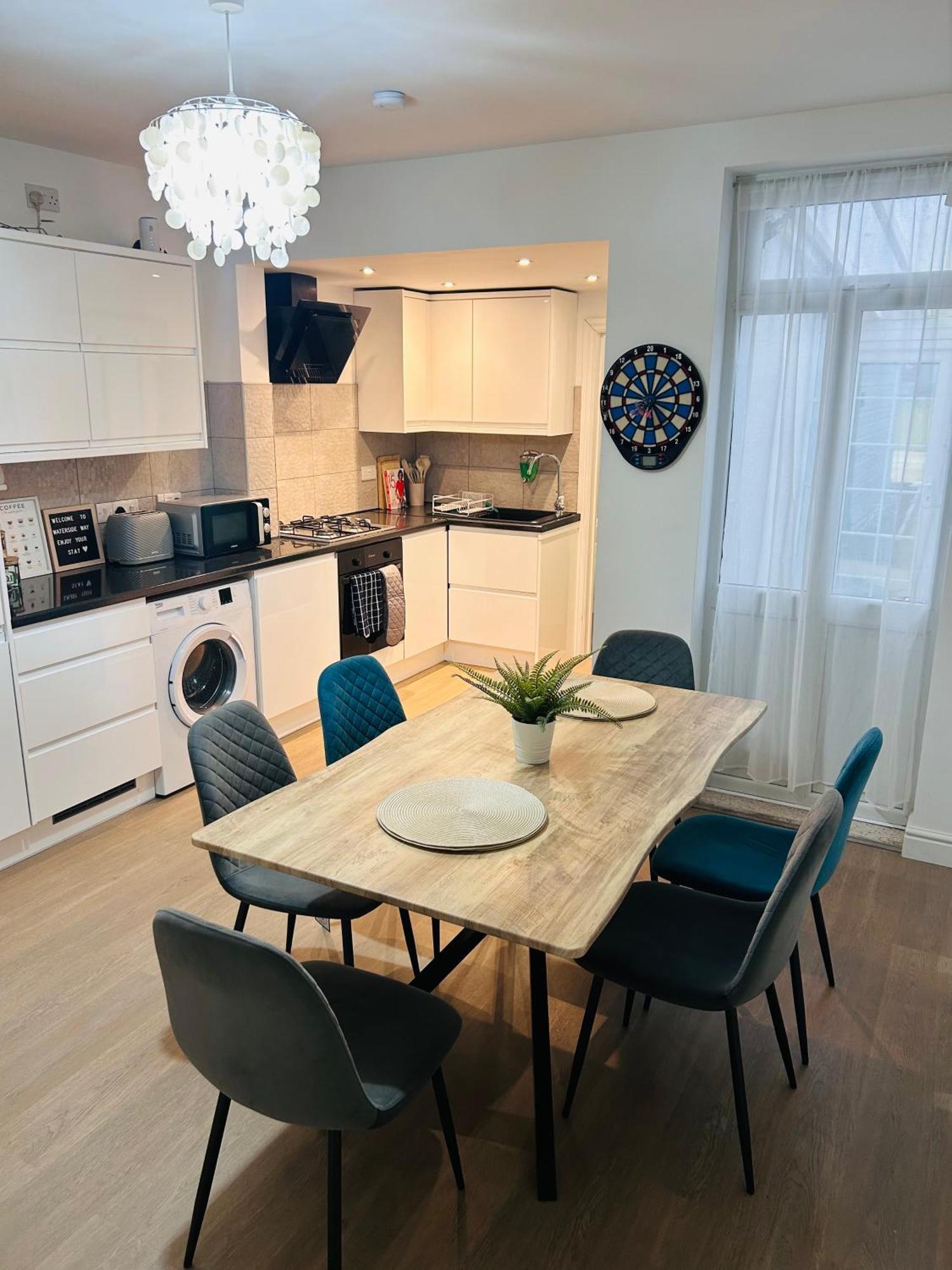 Waterside Way- 3 Bedrooms- Sleeps 5 - Free Parking- Fast Wifi Holiday home *