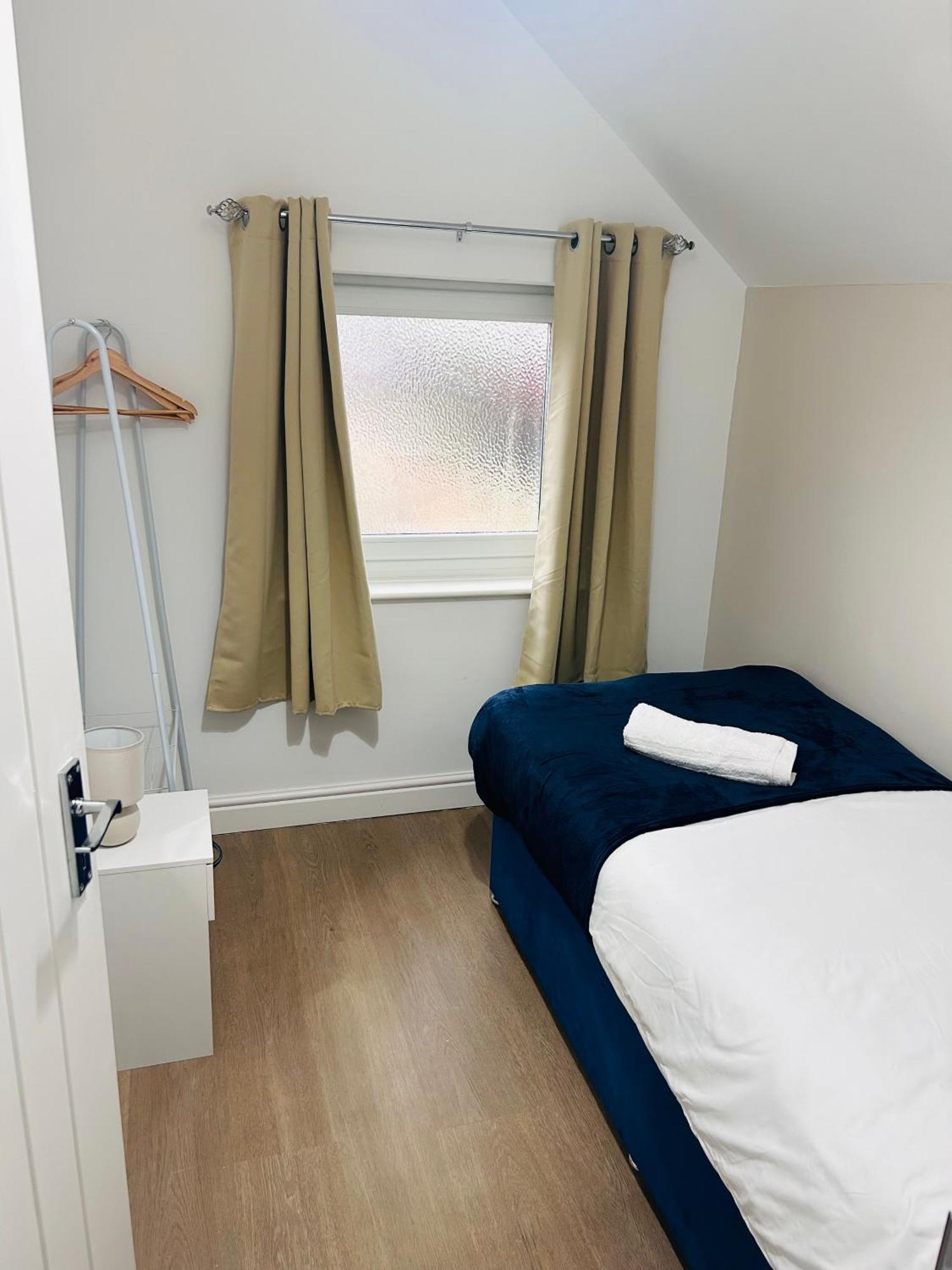 Waterside Way- 3 Bedrooms- Sleeps 5 - Free Parking- Fast Wifi * Burton-upon-Trent
