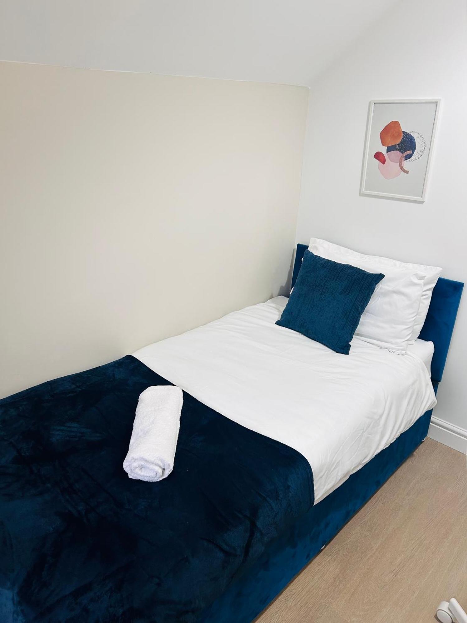 Waterside Way- 3 Bedrooms- Sleeps 5 - Free Parking- Fast Wifi *