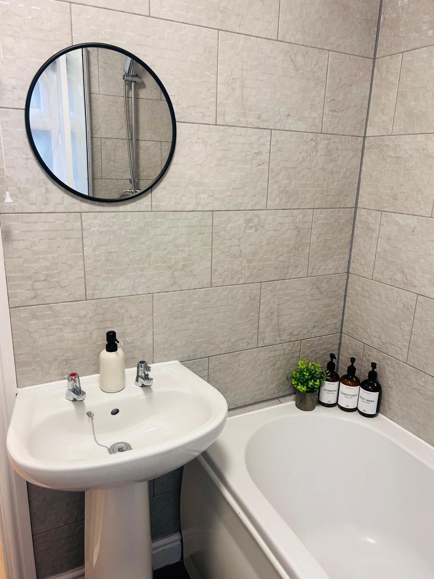 Holiday home Waterside Way- 3 Bedrooms- Sleeps 5 - Free Parking- Fast Wifi *