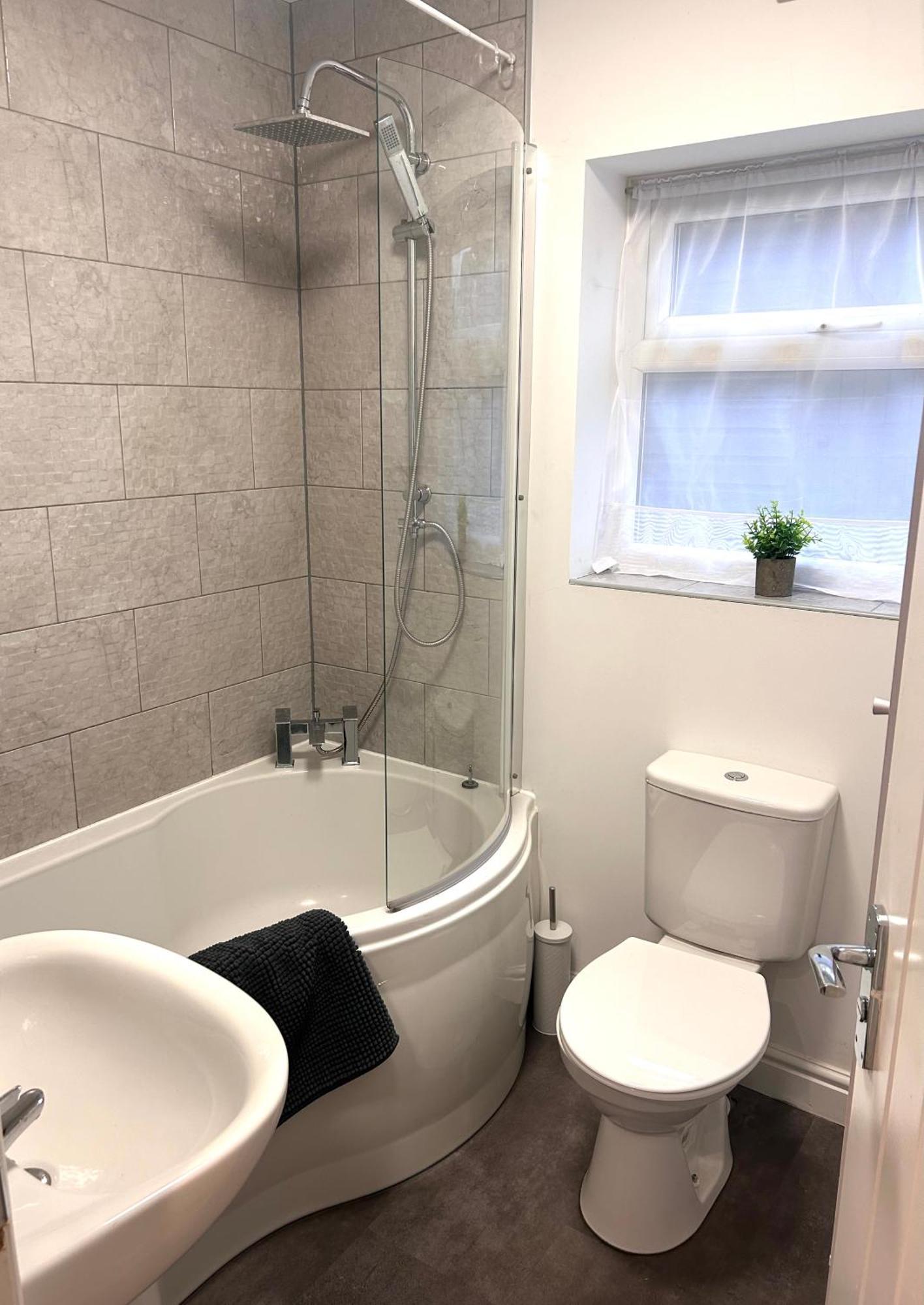 Waterside Way- 3 Bedrooms- Sleeps 5 - Free Parking- Fast Wifi Holiday home