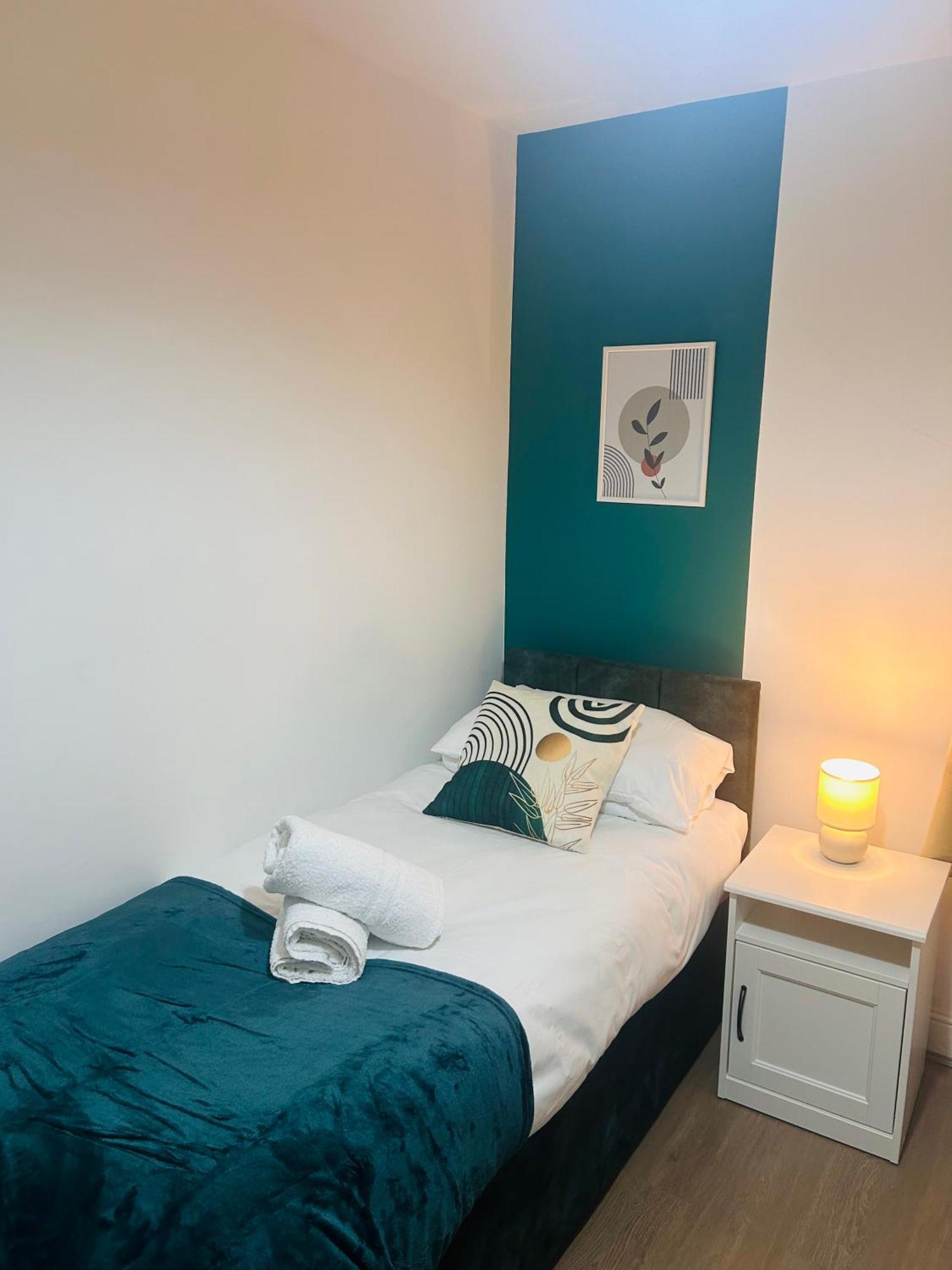 Waterside Way- 3 Bedrooms- Sleeps 5 - Free Parking- Fast Wifi Holiday home *